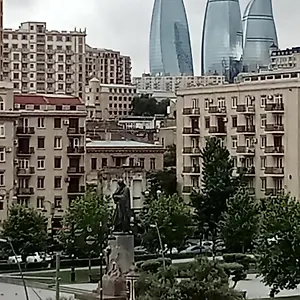 просторная, двухкомнатная ,с великолепным видом на город, расположенная в центре города Апартаменты Баку